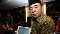 Ketua DPR Ade Komarudin menunjukan bukti penyetoran SPT kepada wartawan di ruang kerjanya di komplek parlemen Senayan, Jakarta, Senin (28/3/2016).
