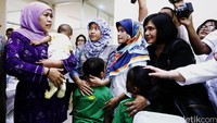 Khofifah Indar Parawansa meminta aparat penegak hukum memberikan sanksi yang berat pada pelaku penelantaran serta perdagangan anak.