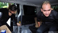 Marshanda didampingi Egi John memasuki mobilnya usai menjenguk ayahnya.