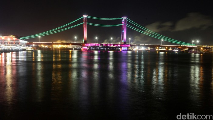Suasana malam di Jembatan Ampera, Palembang, Sumatera Selatan, Minggu (27/3/2016) Malam. Jembatan Ampera, yang telah menjadi semacam lambang kota, terletak di tengah-tengah kota Palembang, menghubungkan daerah Seberang Ulu danSeberang Ilir yang dipisahkan oleh Sungai Musi. Agung Pambudhy/detikcom.