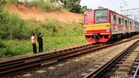 Pemeriksaan rel tak mengganggu aktivitas perjalanan kereta. Pool/Al Fanny Panestika/detikFoto.