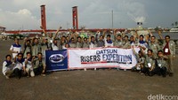 Para risers berfoto bersama.