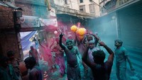 Festival Holi rutin diselenggarakan oleh masyarakat Hindu India setiap tahunnya. Kali ini festivalnya jatuh pada hari Kamis tanggal 24 Maret 2016 pekan lalu (Rupak De Chowdhuri/Reuters)