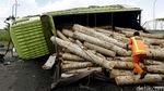 Truk Muat Kayu Terguling