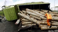 Petugas mengevakuasi muatan truk.