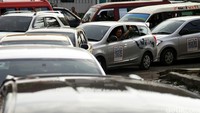 Mereka membelah kemacetan di tengah kota.