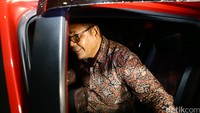 Epyardi Asda masuk ke mobilnya.