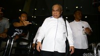 Komisaris Utama Pelindo II Lambock V. Nahattands berjalan keluar usai menjalani pemeriksaan di gedung Komisi Pemberantasan Korupsi (KPK), Jakarta, Selasa (29/3/20016).