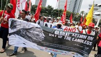 Demonstran memakan satu lajur jalan sehingga membuat kepadatan lalu-lintas dari arah Istana Merdeka menuju Patung Kuda.