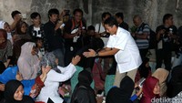 Bakal calon gubernur DKI Jakarta Sandiaga Uno menyapa warga Cenderawasih, Kebon Jeruk, Jakarta Barat, Selasa (29/03/2016).