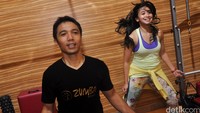 Begitu musik mengentak Kak Rose lincah mengikuti gerak Aji, sang instruktur. Pool/Ismail/detikHOT.