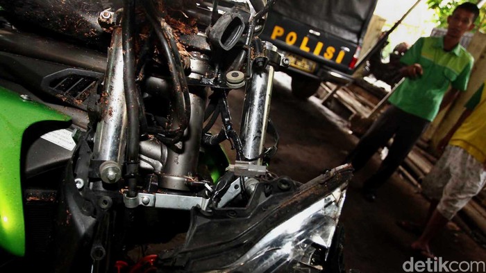 Sebuah Mobil Alami Kecelakaan Tunggal di Depok