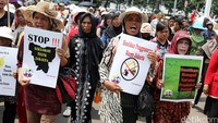 Para petani dan korban penggusuran menggelar unjuk rasa di kawasan Medan Merdeka Barat, Jakarta, Selasa (29/3/2016).