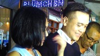 Pasangan ini memang masih malu-malu mengakui hubungannya. Yuni mengatakan kalau dirinya dan mantan suami Wanda Hamidah itu berteman baik.