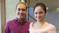 Tak sendiri, ia juga ditemani kekasihnya Egi John.