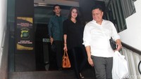 Netizen menyebut Olla tak memakai bra saat menjadi peserta kuis. Akan tetapi, Olla memastikan itu hanyalah efek dari baju yang dikenakannya. Pool/Gusmun/detikHOT.