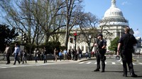 Polisi memperketat pengamanan di Gedung Capitol. Joshua Roberts/Reuters.