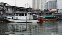 Gubernur DKI Basuki T Purnama akan menertibkan pemukiman di bantaran perairan Pelabuhan Sunda Kelapa di dekat Masjid Luar Batang.