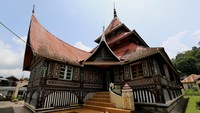 Dengan atap warna merah serasi, atap ini terasa cocok dengan hiasan yang mengitari keseluruhan bangunan masjid. Pada zaman dahulu, atap masjid terbuat dari ijuk atap ijuk ini kemudian diganti dengan atap kayu yang lebih modern.