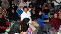 Ia bersilaturahmi dengan warga setempat dan mendengarkan keluhan warga.