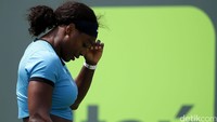 Serena Williams tertunduk usai dikalahkan Svetlana Kuznetsova 7-6(3), 1-6, 2-6. Geoff Burke/USA Today Sports/Reuters.