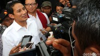 Sandiaga menjawab pertanyaan wartawan.