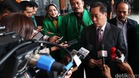 Kuasa hukum PPP kubu Djan Faridz, Humphrey Djemat memberikan keterangan pers sebelum meninggalkan PN Jakarta Pusat.