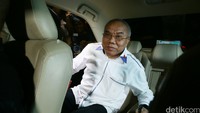 Lambock bersiap meninggalkan gedung KPK.