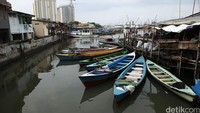 Relokasi penduduk akan dilakukan untuk menormalisasi perairan Pelabuhan Sunda Kelapa di situ. Nantinya, penduduk yang berada di situ akan dipindahkan ke rumah susun (rusun).