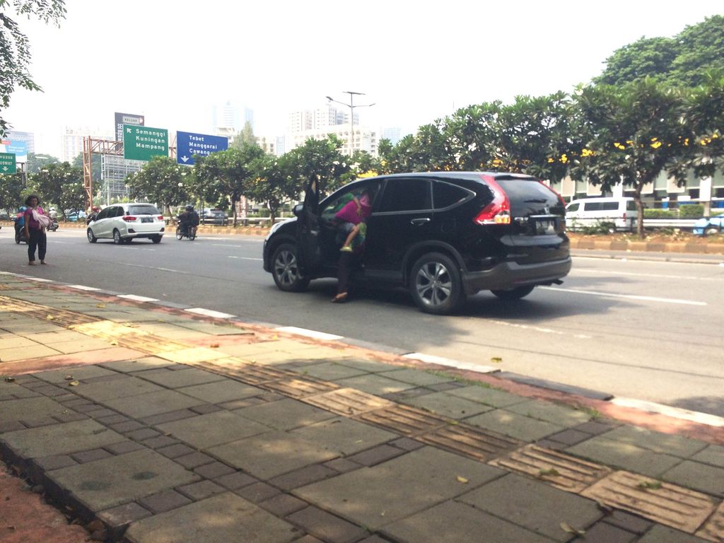 Seorang joki menaiki kendaraan yang membutuhkan jasanya Foto Bisma Alief detik