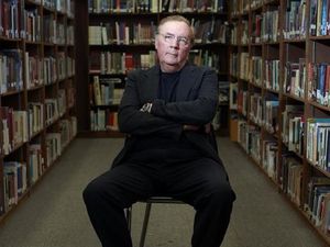 Penulis AS James Patterson Tulis Buku dari Arsip Albert Einstein