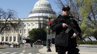 Polisi bersenjata lengkap disiagakan di sekitar Gedung Capitol. Joshua Roberts/Reuters.