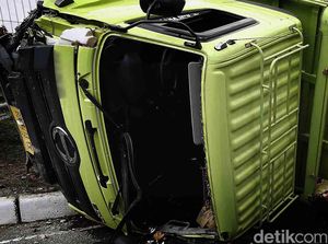 Truk Hebel Terbalik di Tol Jakarta-Tangerang Arah Tomang, Lalin Macet