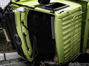 Truk Kontainer Terbalik di Tol Japek Arah Cikarang