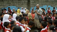 Kehadiran risers di SDN 198 Gandus disambut gembira oleh para siswa yang telah menanti.