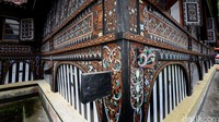 Dinding luarnya dipenuhi dengan ukiran khas Minangkabau, yang membentang di seluruh dinding luar bangunan masjid. Bentuk Masjidnya mengikuti adat Minangkabau, mirip seperti rumah Gadang.