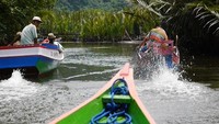 Perahu berjalan dengan kecapatan pas, tak terlalu lambat atau cepat. Turis pun bisa menikmati pemandangan sekitar sambil foto-foto (Kurnia/detikTravel)