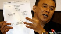 Sekjen PP.PTMSI Anton Suseno memperlihatkan SK KONI Pusat soal kepengurusan PTMSI Marzuki Alie, saat konferensi pers, Selasa (29/03/2016).