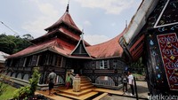 Masjid ini telah berdiri lebih dari 300 tahun yang lalu. Saking tuanya masjid ini, Pemerintah Kota Padang memasukkannya menjadi bangunan cagar budaya yang harus dilindungi.