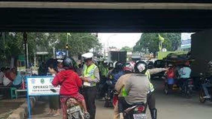 Polisi di Bekasi Jaring Wajib Pajak Kendaraan dengan Bayar di Tempat