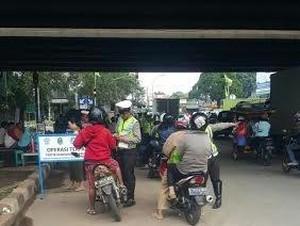 Video: Terjaring Razia, Pelajar Ini Nyaris Seruduk Polisi