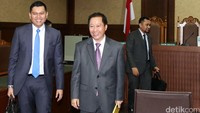 Kuasa hukum PPP kubu Djan Faridz, Humphrey Djemat meninggalkan ruang sidang.