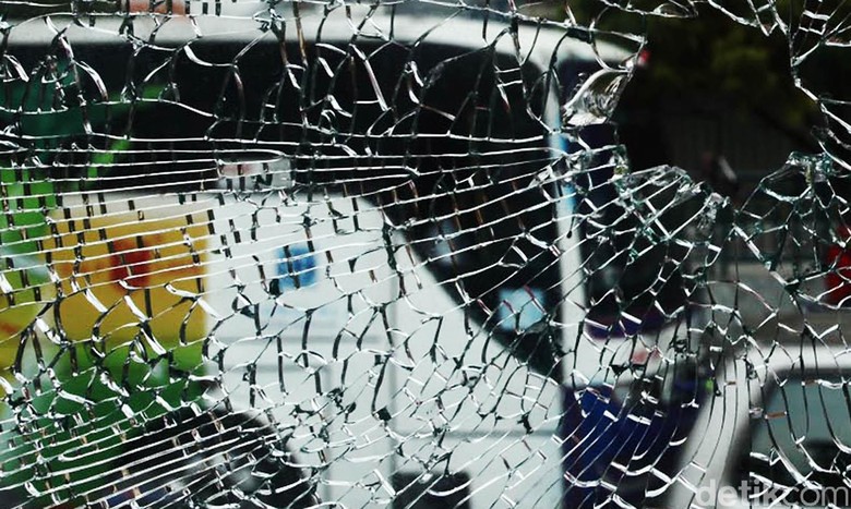 Cegah Teror Batu, Polisi Berpakaian Preman Jaga di Jembatan Cibubur Cegah Teror Batu, Polisi Berpakaian Preman Jaga di Jembatan Cibubur