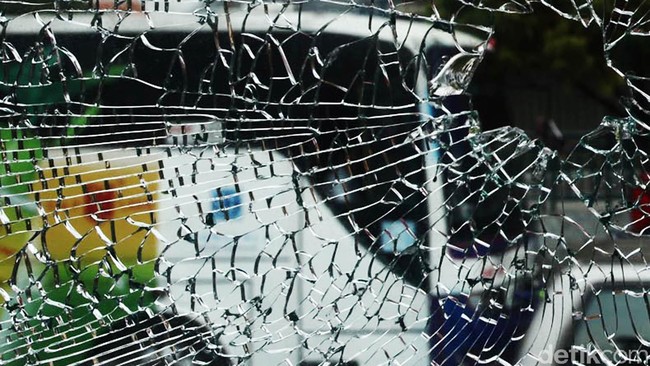 6 Tips Biar Kaca Mobil Nggak Dipecah Maling