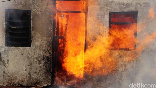 Api kebakaran rumah. Jhoni Hutapea/ilustrasi/detikfoto