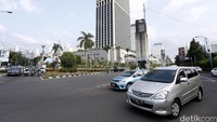 Jalan Asia-Afrika Senayan bersih dari pengemis dan anak jalanan. Sebelumnya keberadaan pengemis dan anak jalanan sangat mudah ditemui.