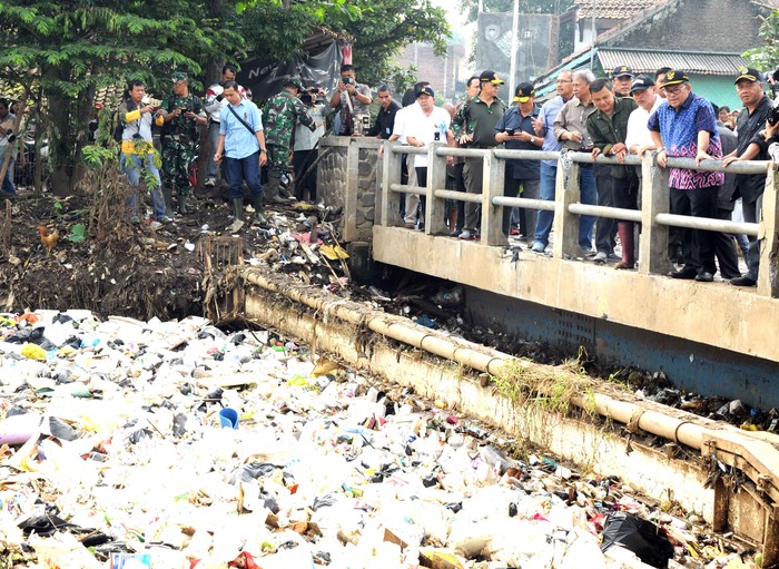 Gubernur Aher Dorong 3 Solusi Sampah dan Banjir di Jabar