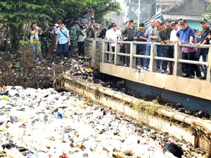 Gubernur Aher Dorong 3 Solusi Sampah dan Banjir di Jabar