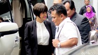 Jupe tiba di Pengadilan Negeri Jakarta Selatan, Jakarta pada pukul 13.20 WIB.
