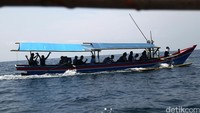Untuk mencapai pulau Pahawang, para risers diantar kapal-kapal kecil.